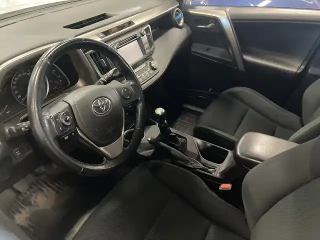 Valkoinen Maastoauto, Toyota RAV4 – BRN-652