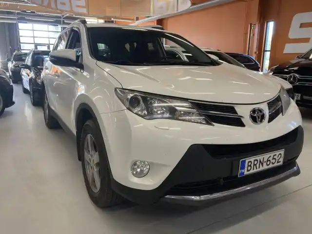 Valkoinen Maastoauto, Toyota RAV4 – BRN-652
