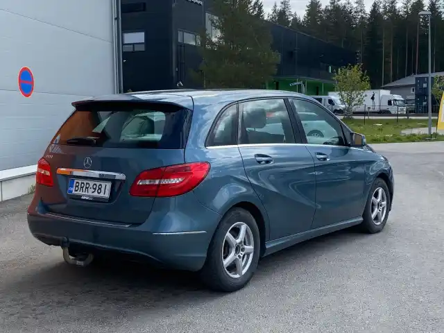 Sininen Tila-auto, Mercedes-Benz B – BRR-981