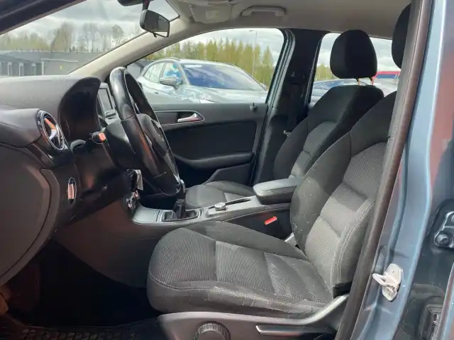 Sininen Tila-auto, Mercedes-Benz B – BRR-981