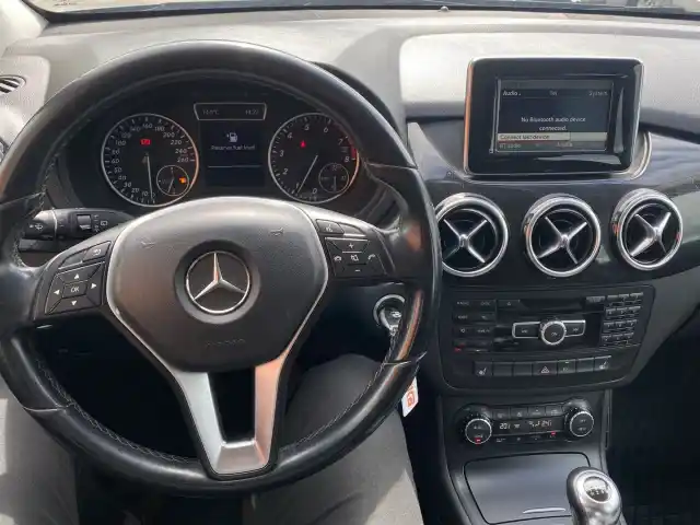 Sininen Tila-auto, Mercedes-Benz B – BRR-981