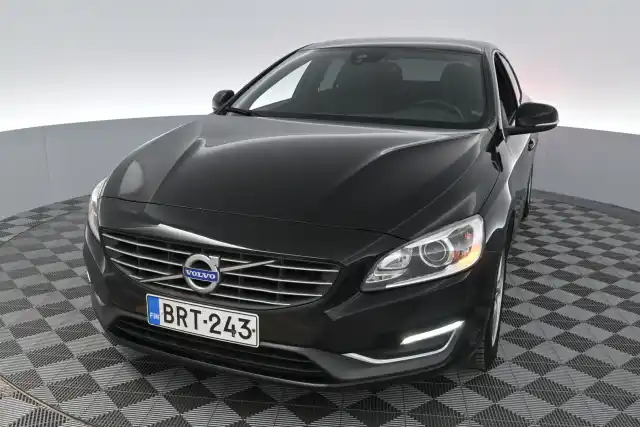 Musta Sedan, Volvo S60 – BRT-243