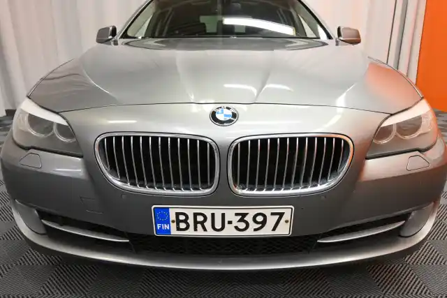 Harmaa Farmari, BMW 520 – BRU-397