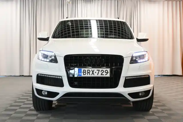 Valkoinen Maastoauto, Audi Q7 – BRX-729