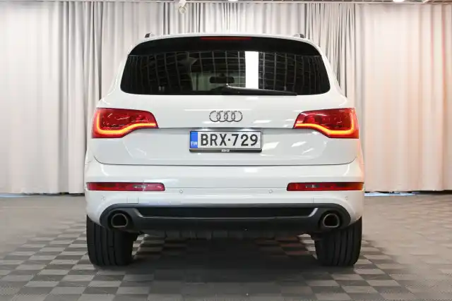 Valkoinen Maastoauto, Audi Q7 – BRX-729