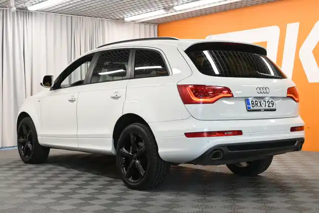 Valkoinen Maastoauto, Audi Q7 – BRX-729