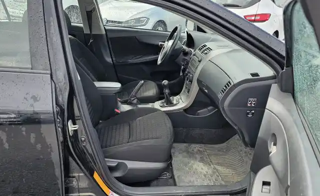 Musta Sedan, Toyota Corolla – BRY-829