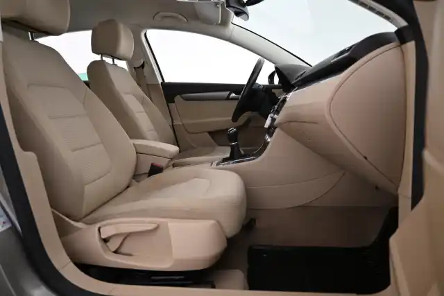 Ruskea (beige) Sedan, Volkswagen Passat – BRZ-319