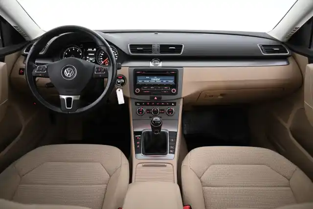 Ruskea (beige) Sedan, Volkswagen Passat – BRZ-319