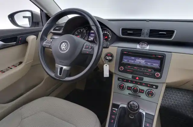 Ruskea (beige) Sedan, Volkswagen Passat – BRZ-319