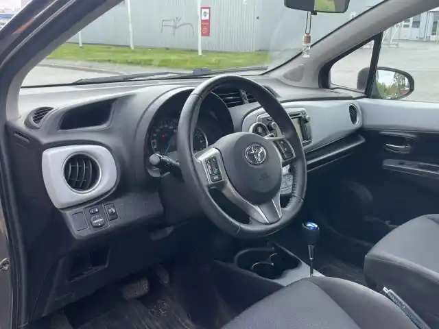 Harmaa Viistoperä, Toyota Yaris – BRZ-532