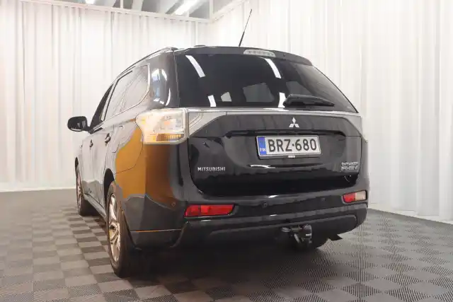 Musta Maastoauto, Mitsubishi Outlander PHEV – BRZ-680