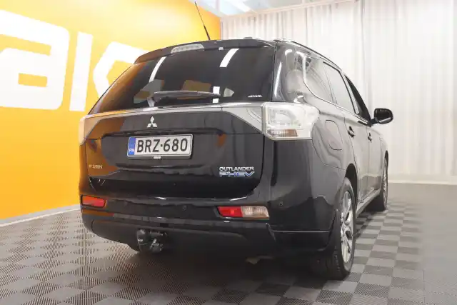 Musta Maastoauto, Mitsubishi Outlander PHEV – BRZ-680