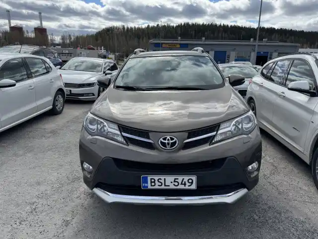 Ruskea (beige) Maastoauto, Toyota RAV4 – BSL-549