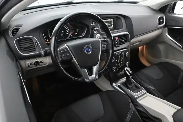 Harmaa Viistoperä, Volvo V40 – BSM-208