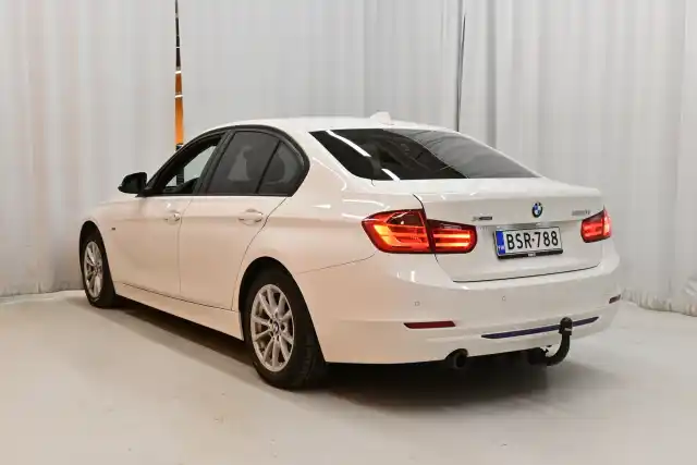 Valkoinen Sedan, BMW 320 – BSR-788