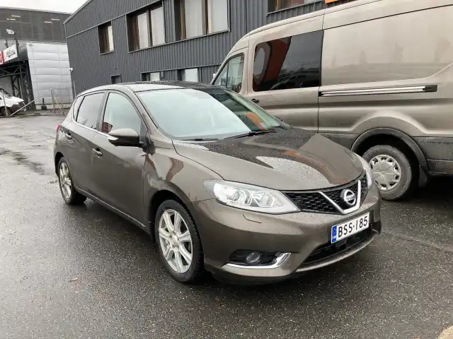 Ruskea (beige) Viistoperä, Nissan Pulsar – BSS-185