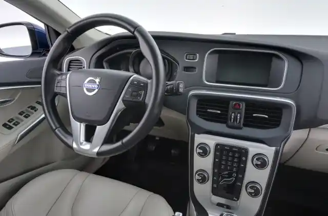 Sininen Viistoperä, Volvo V40 Cross Country – BSS-397