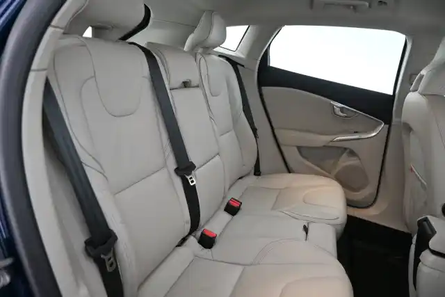 Sininen Viistoperä, Volvo V40 Cross Country – BSS-397