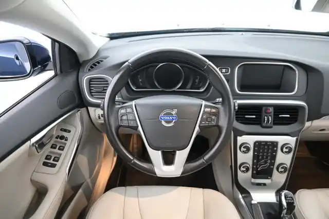 Sininen Viistoperä, Volvo V40 Cross Country – BSS-397