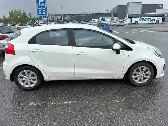 Valkoinen Viistoperä, Kia Rio – BST-589