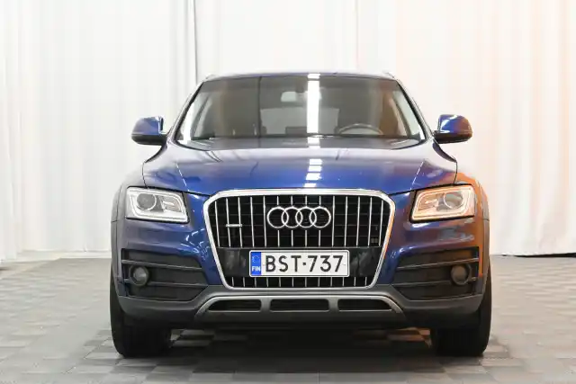 Sininen Maastoauto, Audi Q5 – BST-737