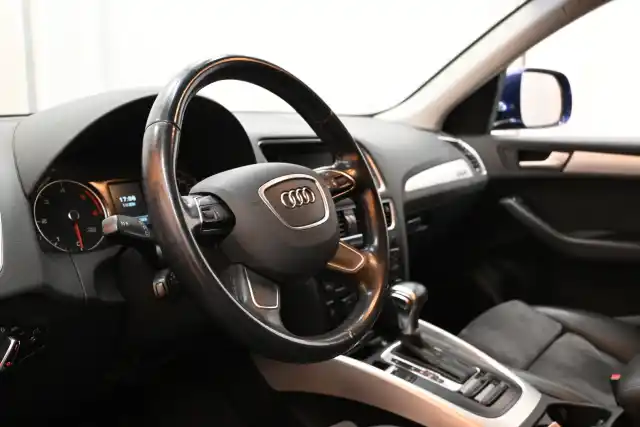 Sininen Maastoauto, Audi Q5 – BST-737