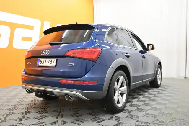 Sininen Maastoauto, Audi Q5 – BST-737