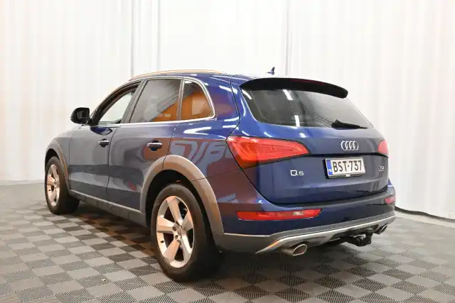 Sininen Maastoauto, Audi Q5 – BST-737