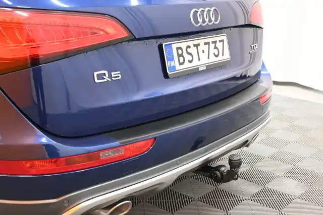 Sininen Maastoauto, Audi Q5 – BST-737