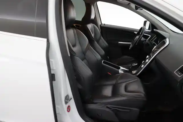 Valkoinen Maastoauto, Volvo XC60 – BSU-507