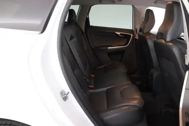 Valkoinen Maastoauto, Volvo XC60 – BSU-507