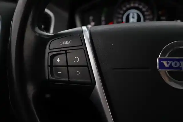 Valkoinen Maastoauto, Volvo XC60 – BSU-507