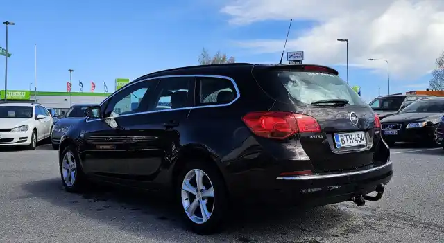 Ruskea Farmari, Opel Astra – BTH-454