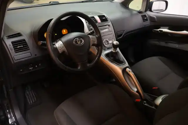 Musta Viistoperä, Toyota Auris – BTI-463