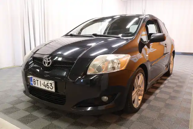 Musta Viistoperä, Toyota Auris – BTI-463