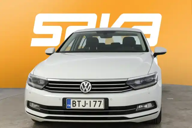 Valkoinen Sedan, Volkswagen Passat – BTJ-177