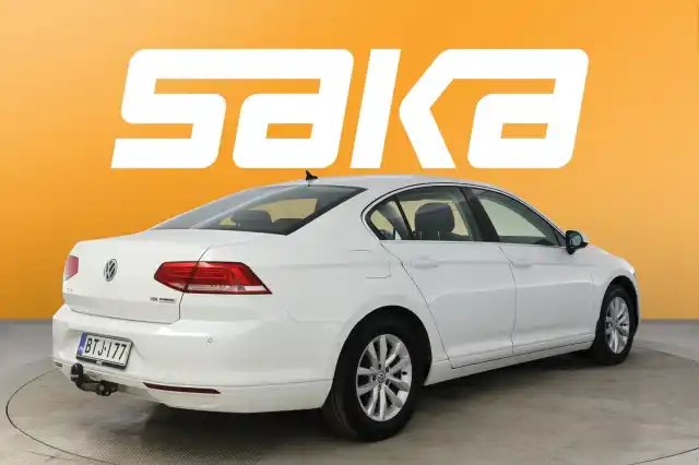 Valkoinen Sedan, Volkswagen Passat – BTJ-177