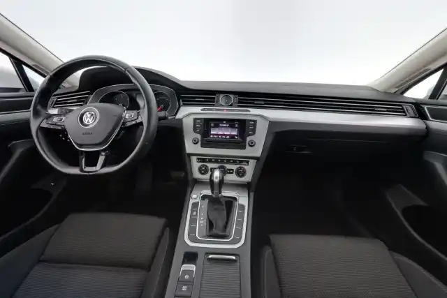 Valkoinen Sedan, Volkswagen Passat – BTJ-177