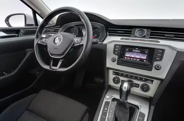 Valkoinen Sedan, Volkswagen Passat – BTJ-177