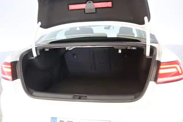 Valkoinen Sedan, Volkswagen Passat – BTJ-177