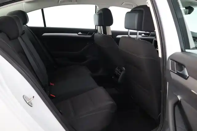 Valkoinen Sedan, Volkswagen Passat – BTJ-177