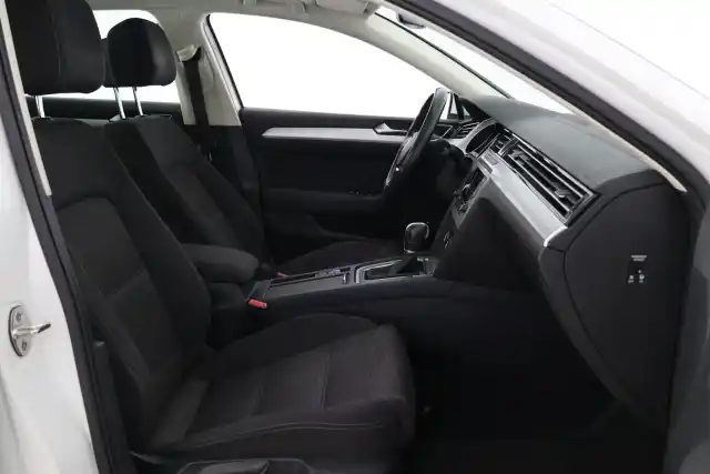 Valkoinen Sedan, Volkswagen Passat – BTJ-177