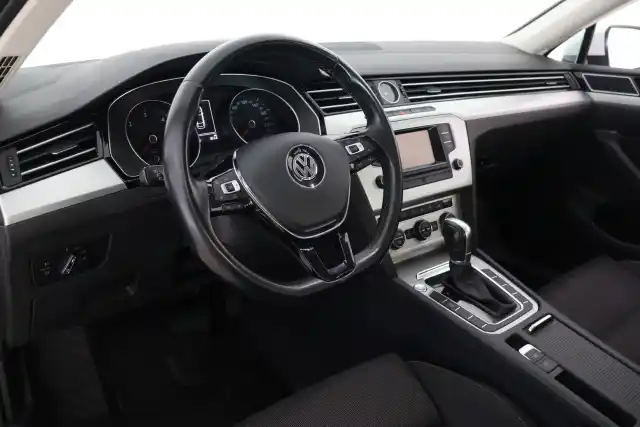 Valkoinen Sedan, Volkswagen Passat – BTJ-177