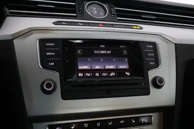 Valkoinen Sedan, Volkswagen Passat – BTJ-177