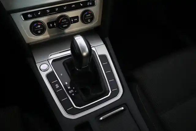 Valkoinen Sedan, Volkswagen Passat – BTJ-177
