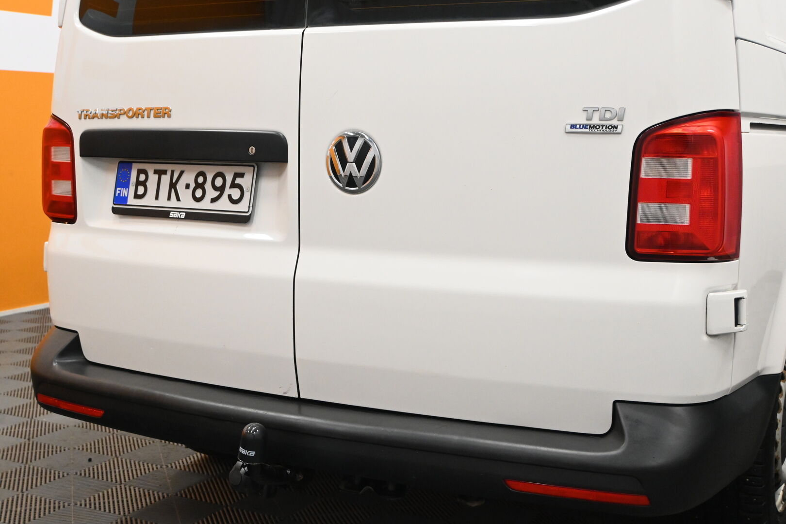 Valkoinen Pakettiauto, Volkswagen Transporter – BTK-895