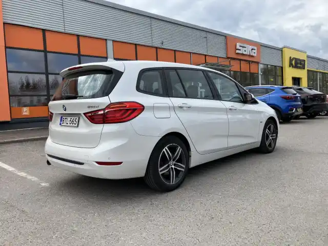 Valkoinen Tila-auto, BMW 218 – BTL-565