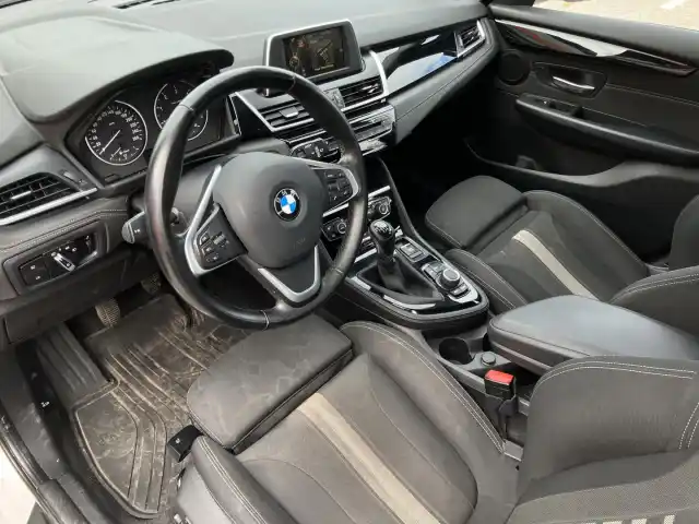 Valkoinen Tila-auto, BMW 218 – BTL-565