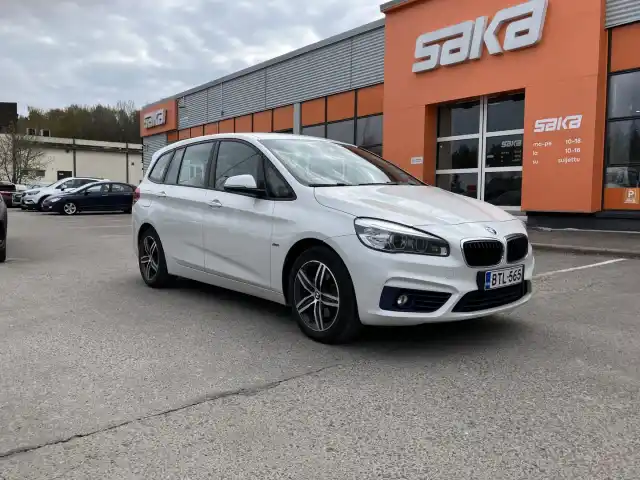 Valkoinen Tila-auto, BMW 218 – BTL-565